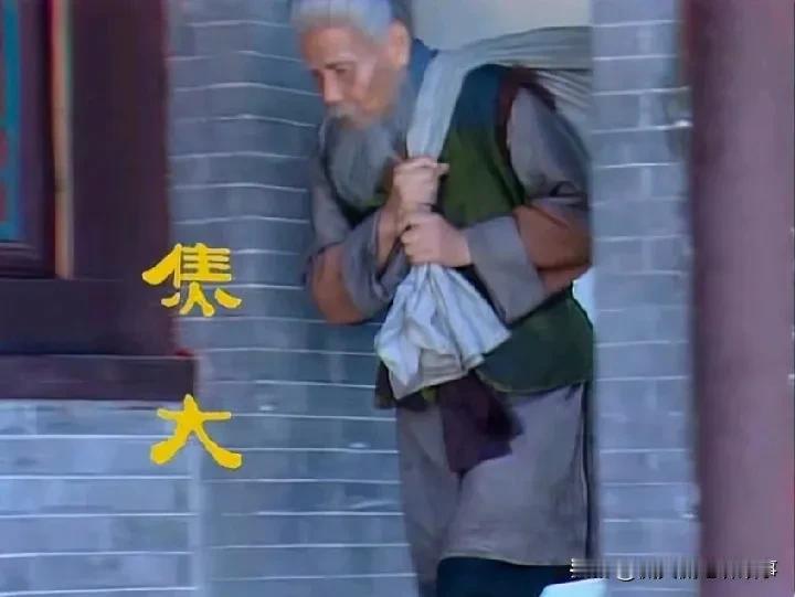 再看《红楼梦》里的焦大，可真是个耐人寻味的角色。年轻时在死人堆里把主子扛出来，这
