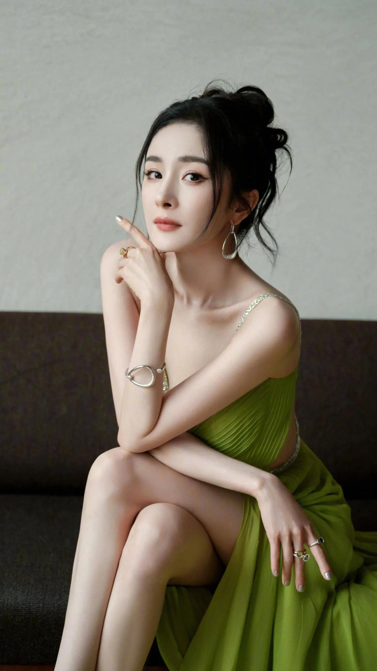 大家别再羡慕杨幂了！我们永远也成不了她！原因很简单，有个条件我们根本达不到