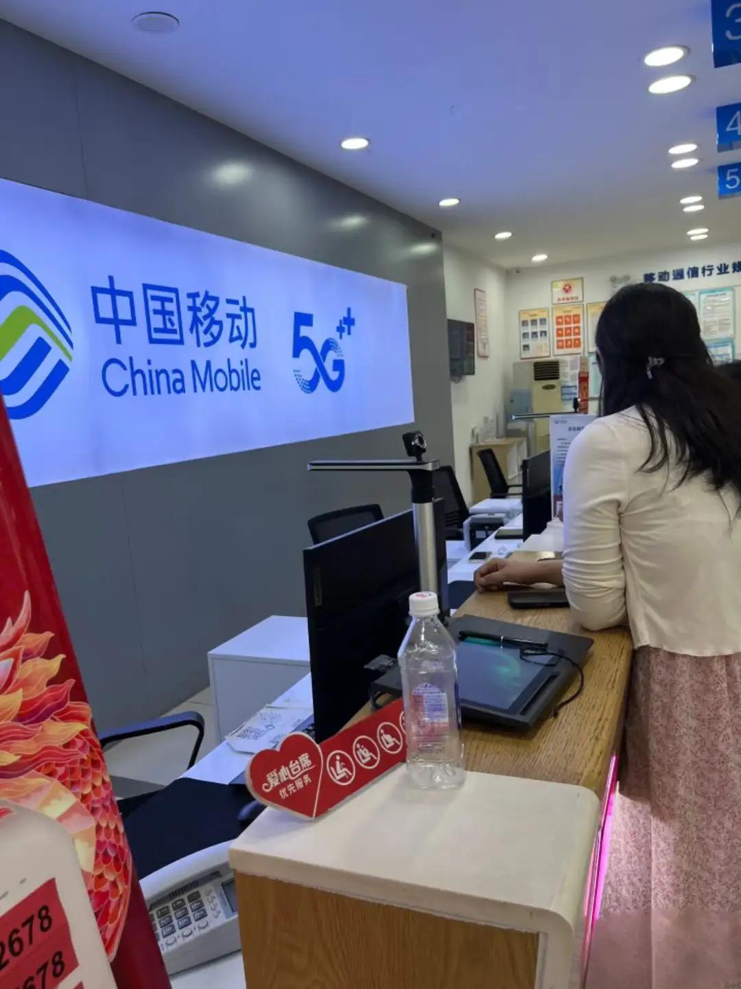中国三大通讯运营商排行：1，中国移动：10.09亿户2，中国电信：4.37亿