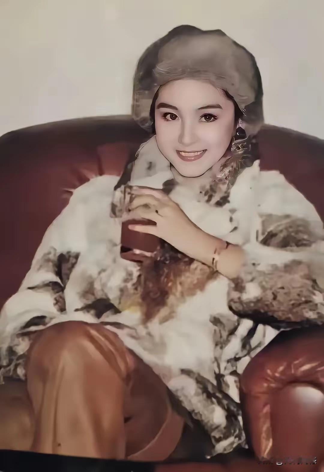 林青霞的芳华绝代，绝对不是徒有虚名，是真真切切的漂亮，记得有人曾经说过一句话，像