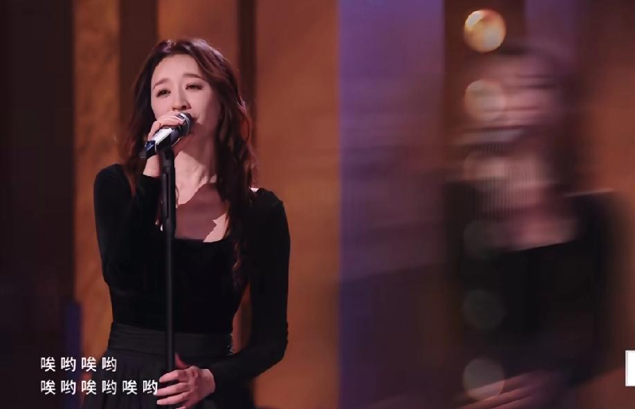 李小冉在“浪姐7”初舞台的对决中拿到了全场第二高的507分，仅次于萧蔷的509分