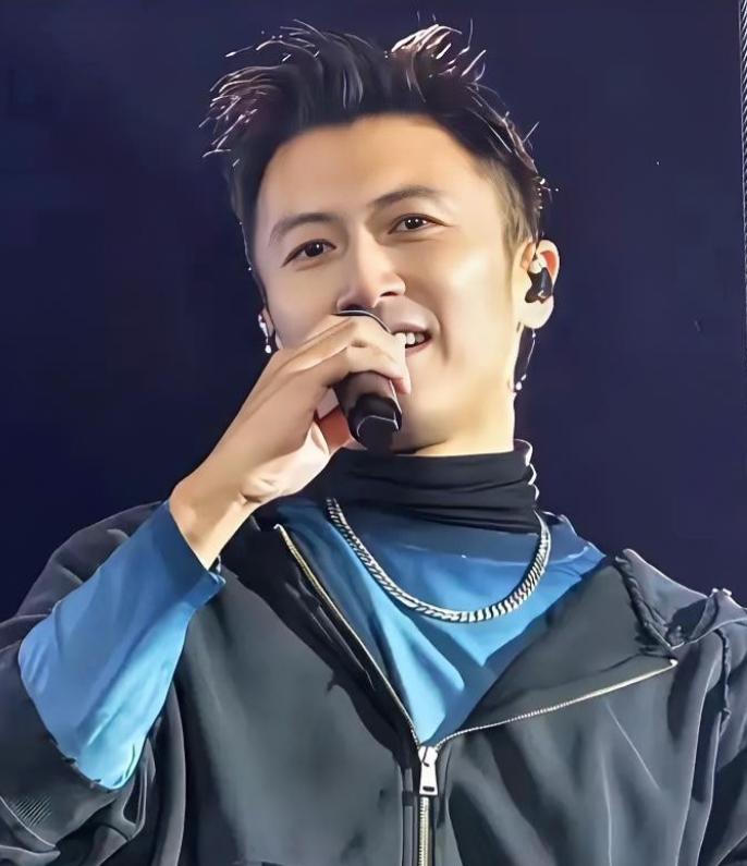 谢霆锋真的是有点拎不清，他爸谢贤才刚走没多久，演唱会不停就算了，这高调秀恩爱隔空