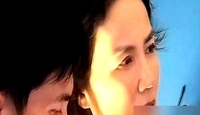 网上传王菲要开演唱会卖票，70多岁的陈家瑛连夜甩出一张盖章声明：假的。三十年了，王菲退圈歇着，这老太