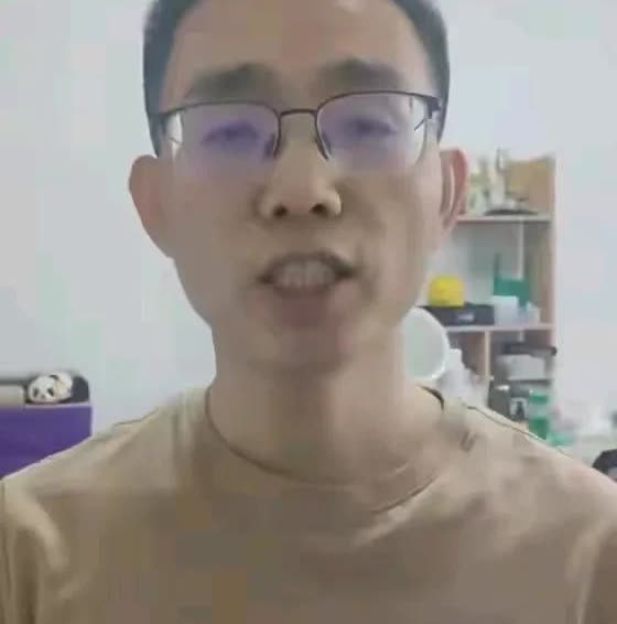 985硕士男子失业，现做清洁工。早9晚6。我觉得挺好。张先生失业被裁，没有找