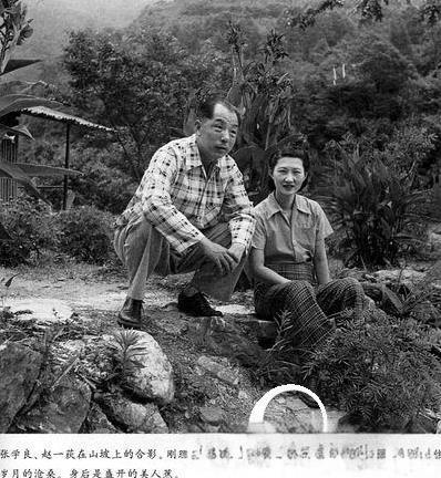 1938年除夕，在郴州幽禁的张学良无聊之余，和看管他的十几个特务在饭厅里推牌九玩