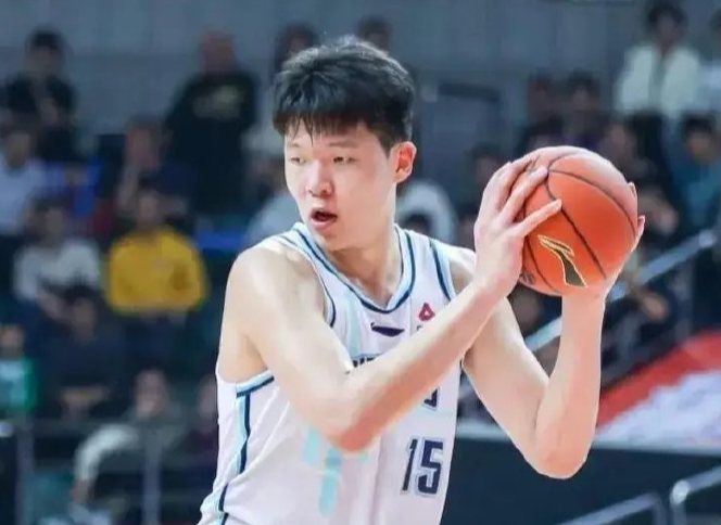 青岛男篮俱乐部总经理张北海接受媒体人专访时谈到了杨瀚森，他表示：“杨瀚森的A类合