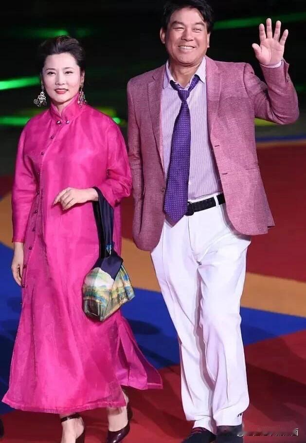 60多岁的何赛飞这一身长裙，诠释了女人不露肉，也可以美的端庄，美的大气。这才