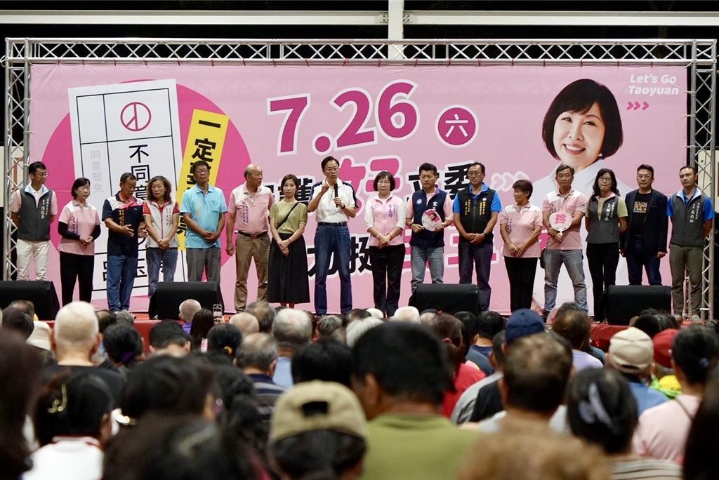 蓝委吕玉玲23日在桃园市平镇广仁公园举办问政说明会，现场涌入约1600位乡亲热情