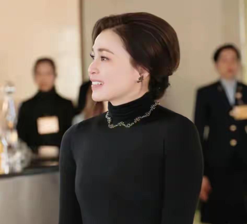 苏提达王后哪里是变低调了，她是在扮猪吃老虎。你仔细看她这几年的造型。浮夸的钻