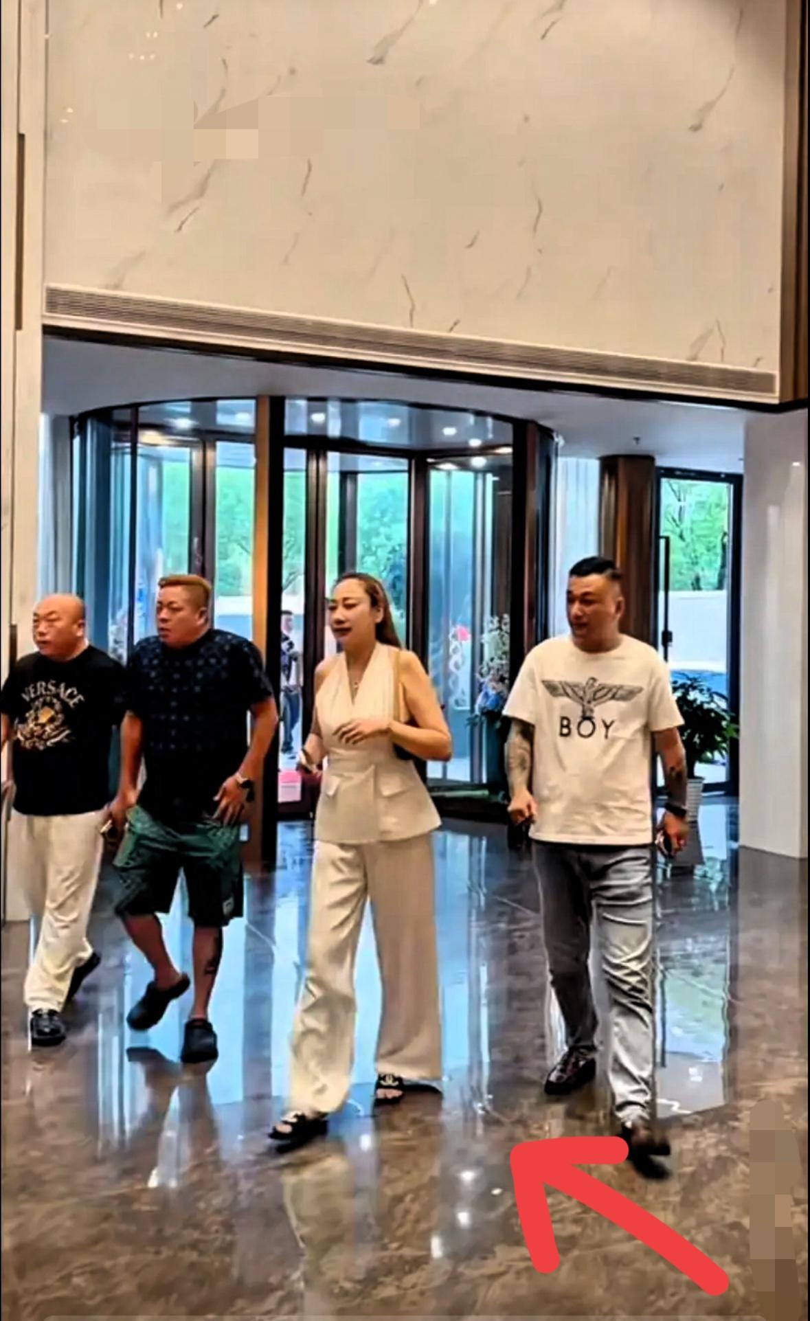 江苏女狠人，镇江琴姐，地板级女网红，带着几位弟兄从镇江开车到了上海，去参加一位好