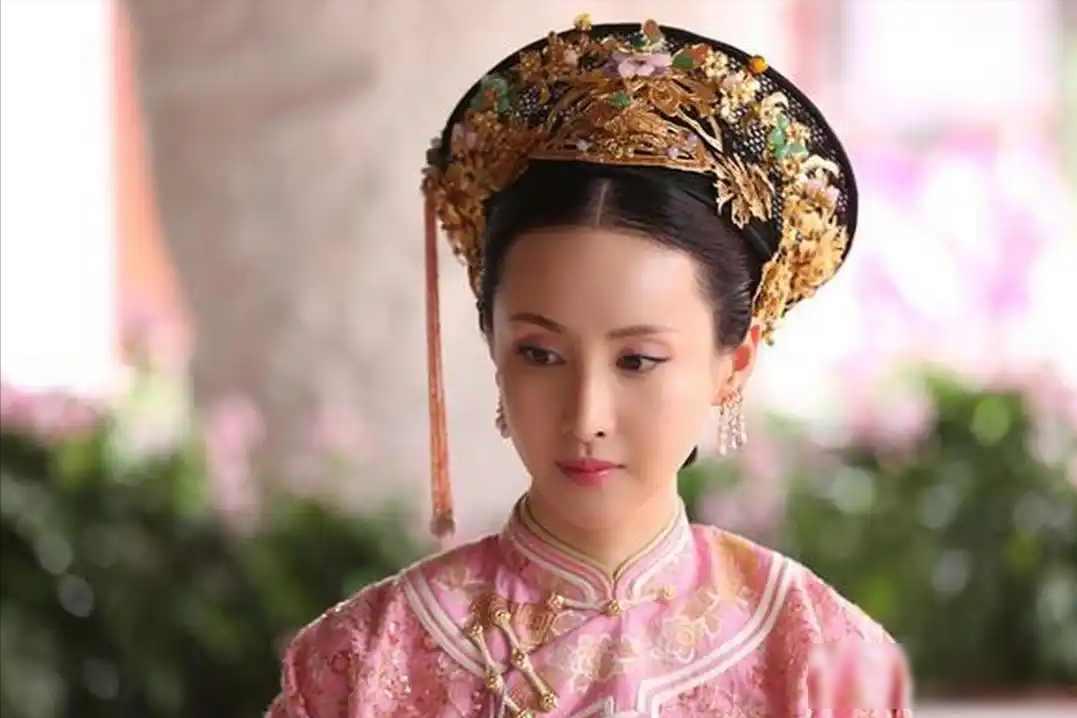 一个14岁进宫当宫女的小丫头，皇帝一辈子只翻过她一次牌子，连个高位都没给她。换别