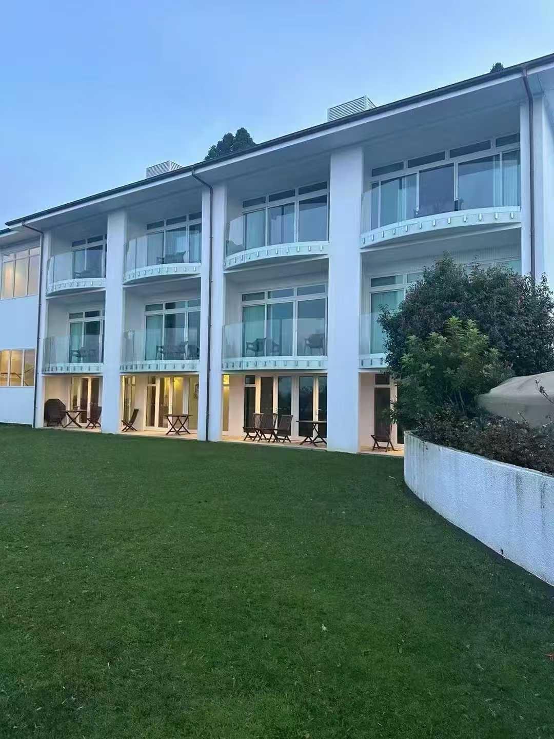 是新西兰！南岛的湖像嵌在大地的蓝宝石，雪山映着晴空，连风吹过草甸都带着温柔，每帧