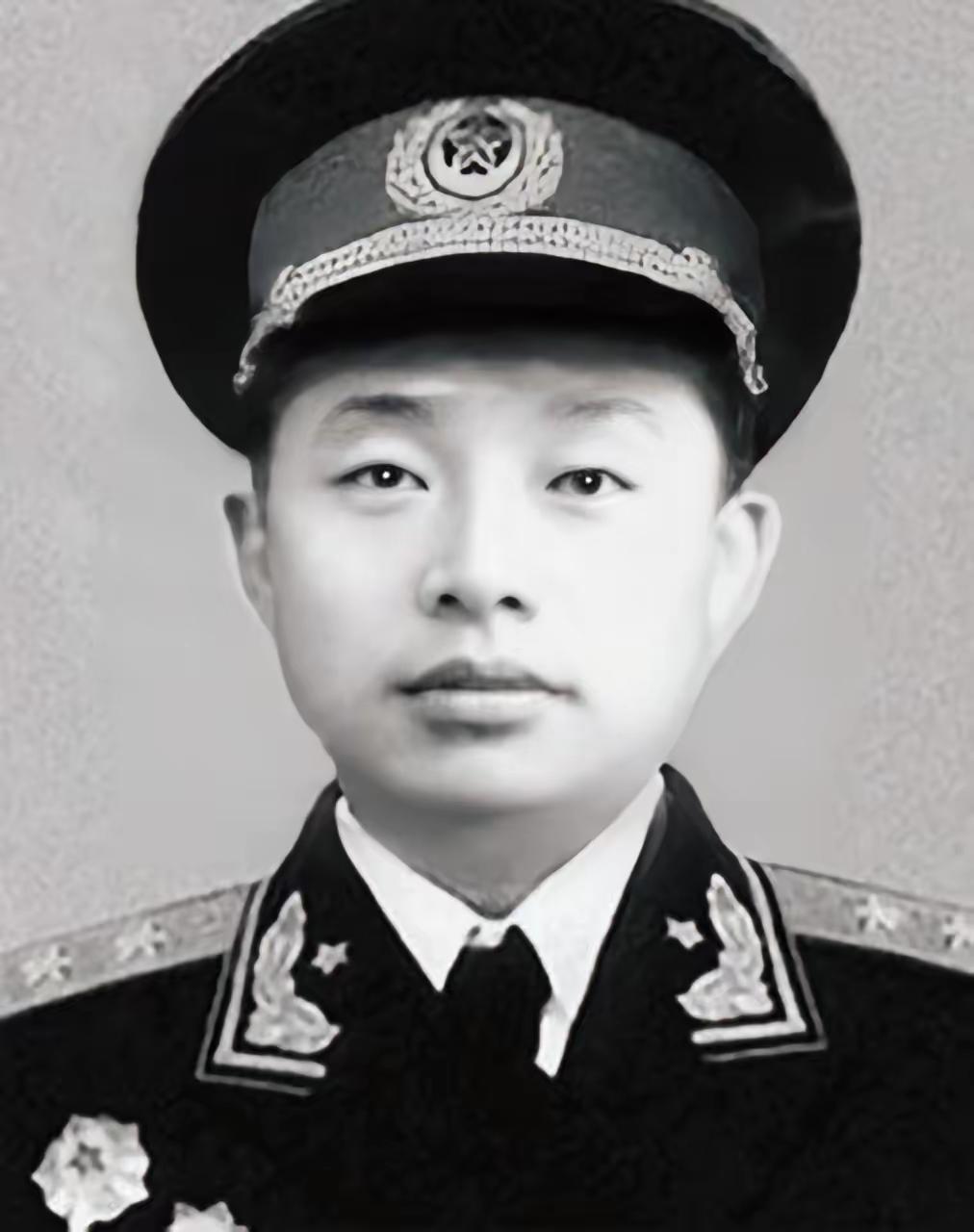 1955年，这张年轻稚嫩的面庞，却肩扛中将军衔，实在令人惊叹，这位将军便是“万岁