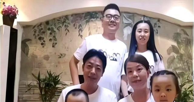 小峰在直播间爆料说许敏一家和好了，结果被田静直接打脸。田静在直播里说“别听那个穷