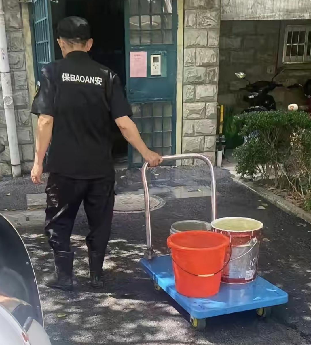 朋友找了一份保安工作，管吃管住，月工资3600，但是工作时间每天12小时，每个月