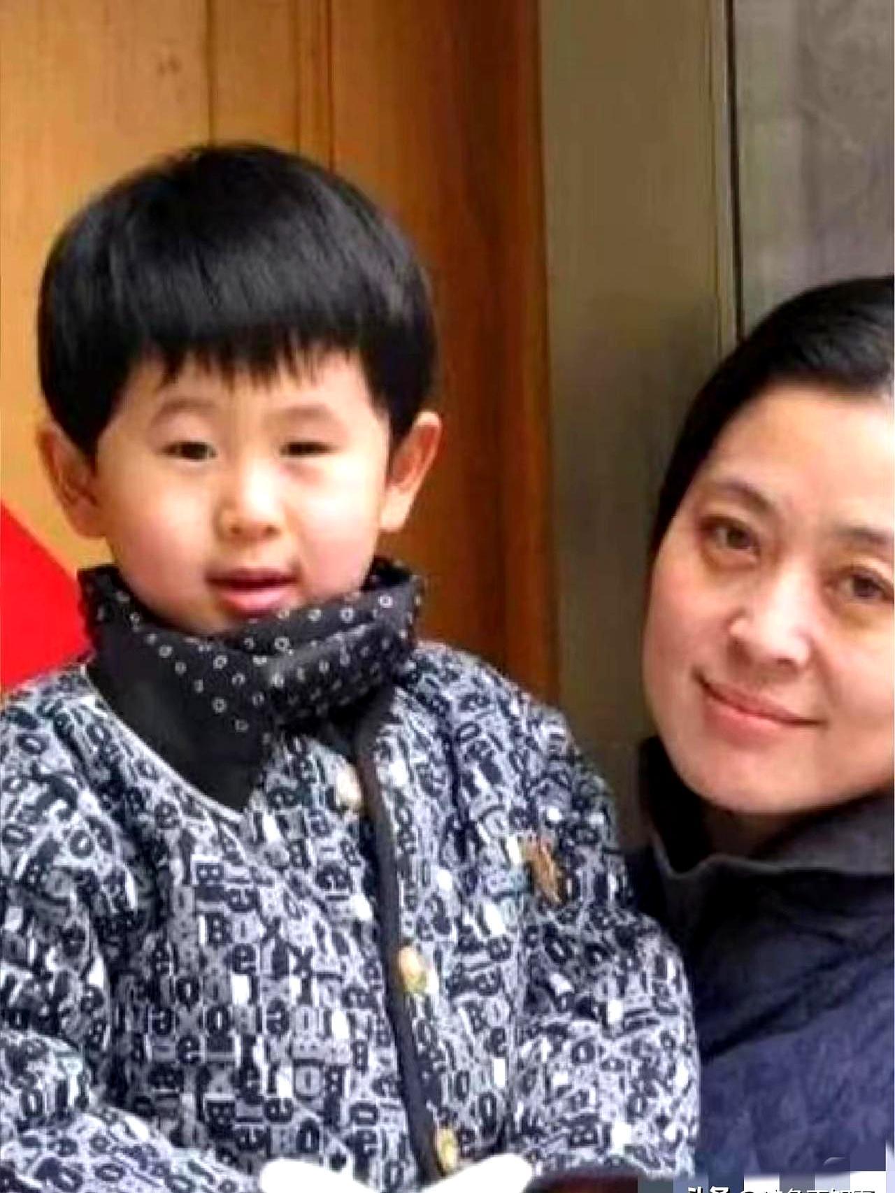 谁能想到，当年被医生判定可能失明的倪萍儿子，现在堂堂正正站在了所有人面前。