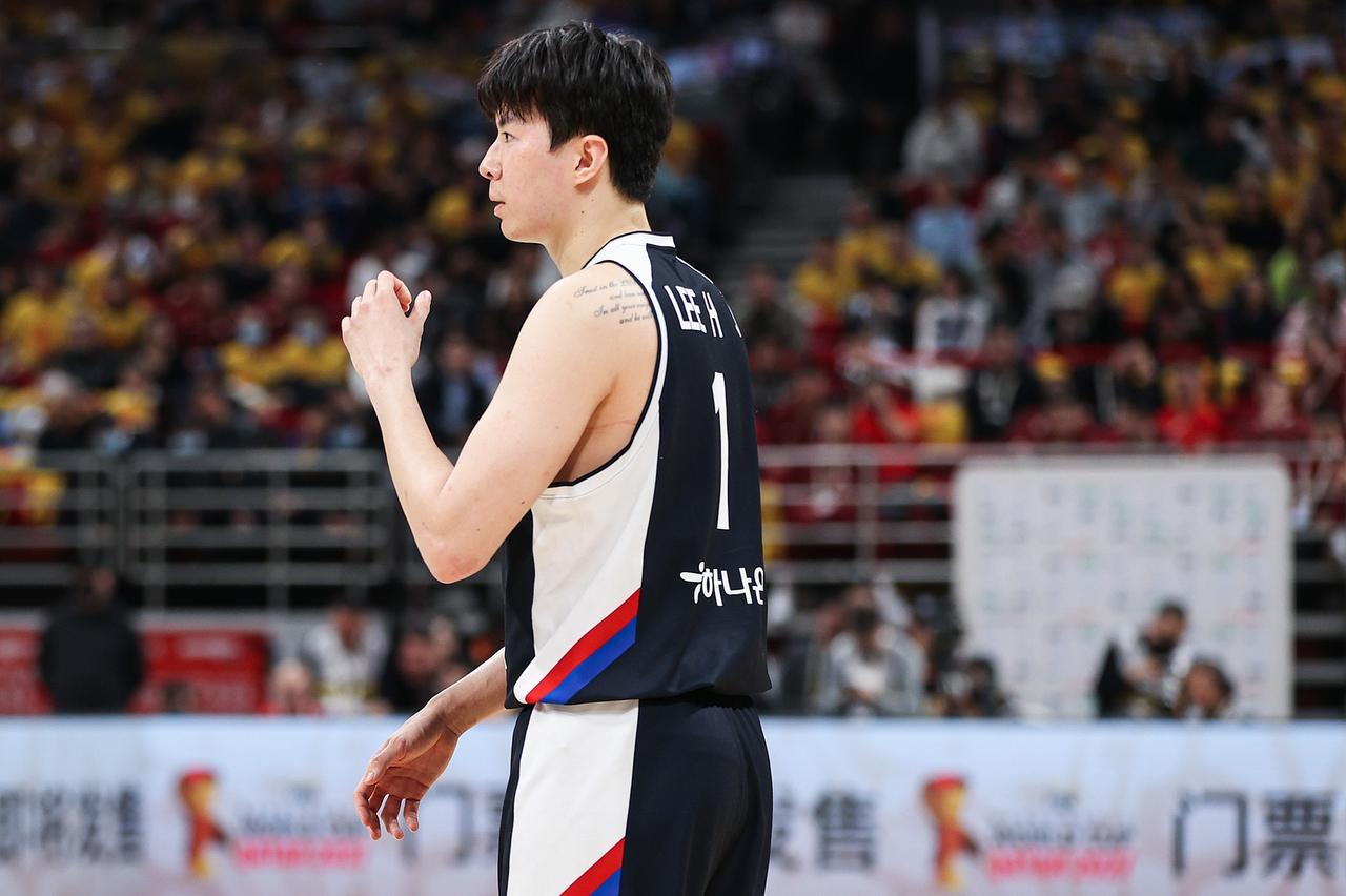 韩国男篮正在决赛等我们，中国男篮要加油战胜日本！李贤重率领韩国男篮已经提前晋