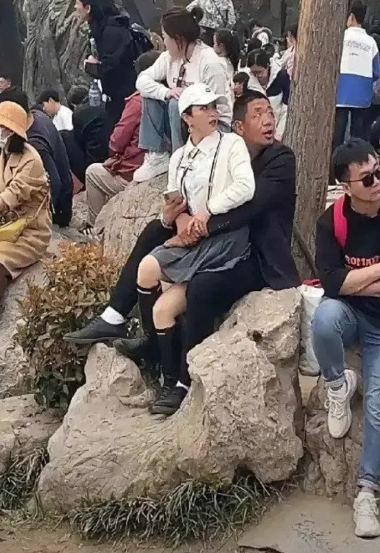 也不知是抱的谁家老婆，反正不能是他自己的吧！你们觉得他们是两口子吗？