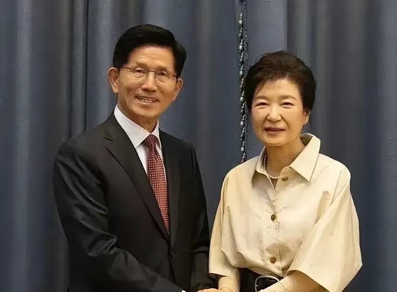 #朴槿惠#朴槿惠回父母故居为国民力量党总统候选人金文洙拉票，受到了民众普遍欢迎