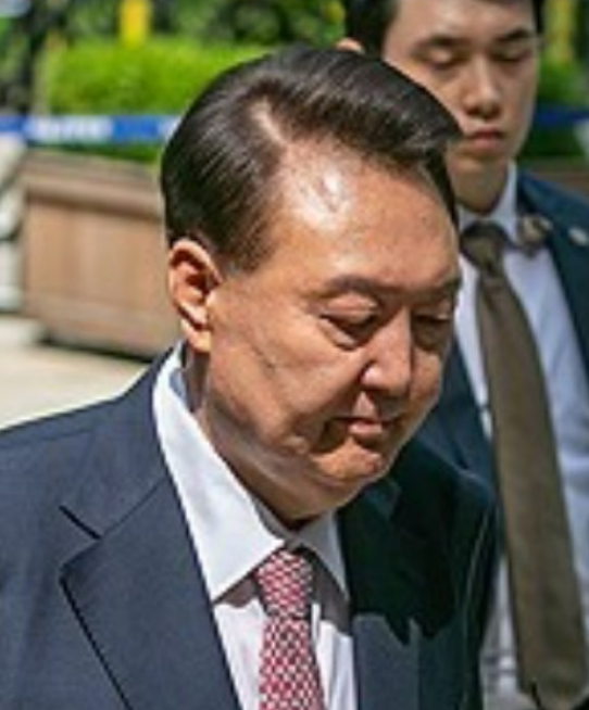 韩国内乱特检组于19日以滥用职权等罪名对尹锡悦提起羁押起诉。距上月18日内乱特检