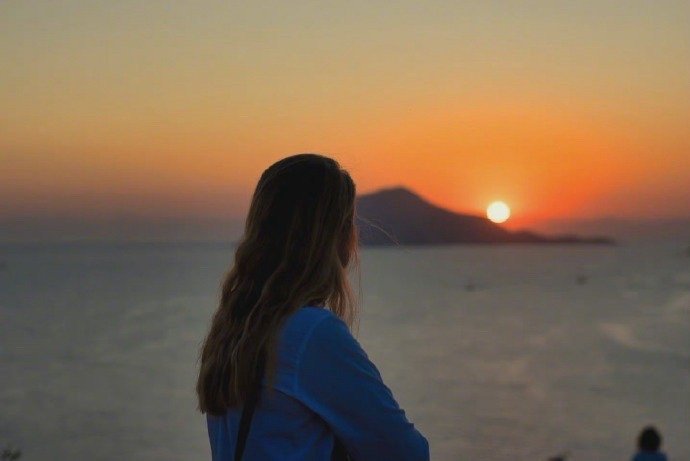 你可能在一个人面前，一文不值。却在另一个人面前，是无价之宝。做你自己，爱你的人，
