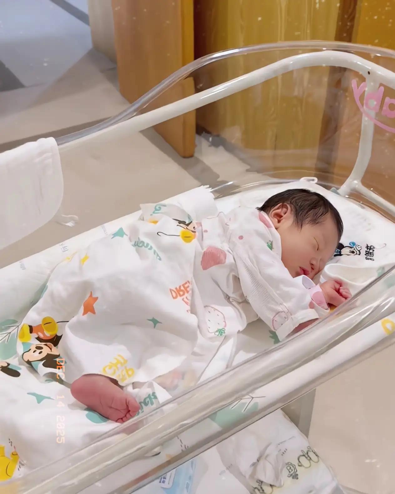 国家医保局又出新政策了：从2026年起，分娩住院费用实现“个人无自付”。简单说