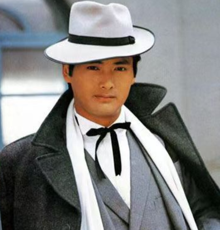 我就不喜欢周润发那短下巴的胖圆脸，他早年跟梅艳芳一起欺负利智，对内地也是嗤之以鼻