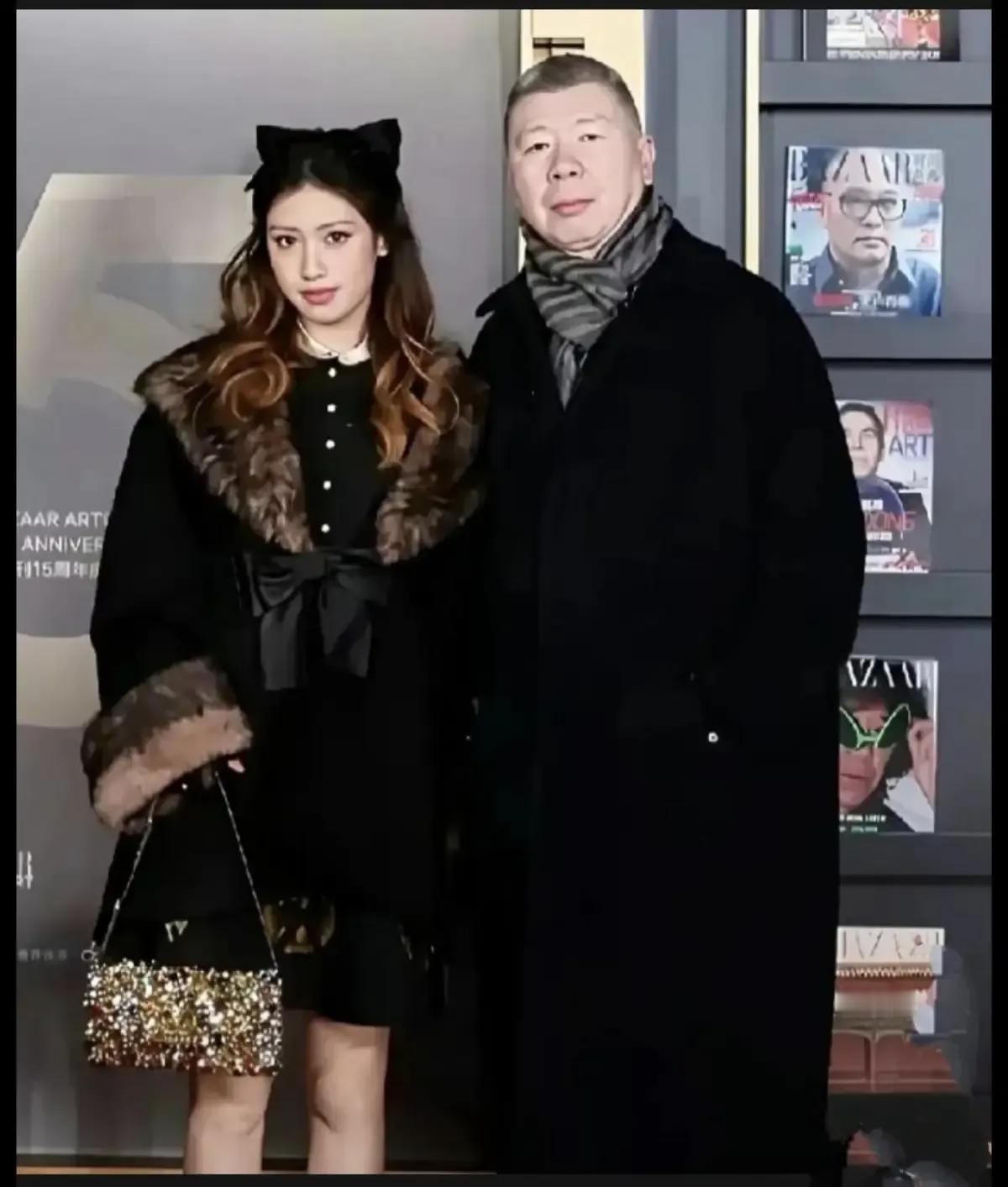 大导演冯小刚登上热搜，竟然是因为和养女亲密无间的相处方式冯小刚和19岁的养女徐