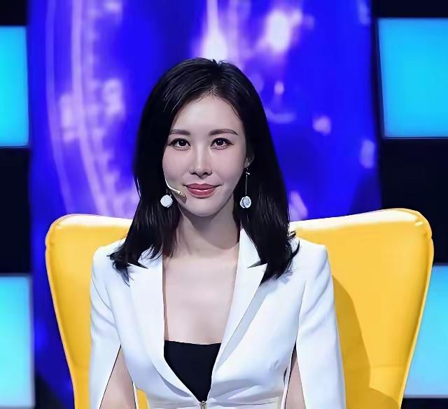 玉人坐金椅，笑语动乾坤。