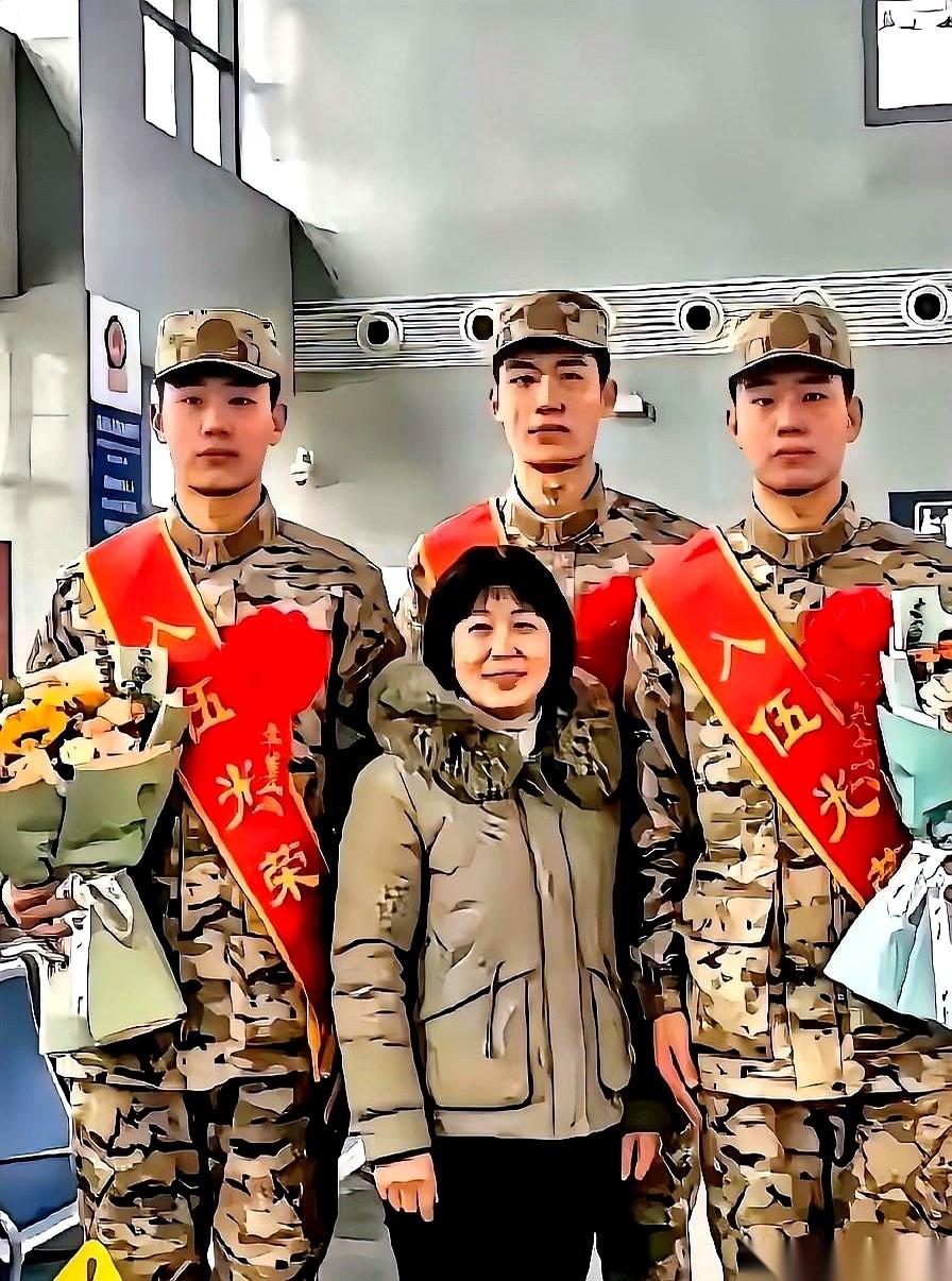 山东临沂沂南县的征兵现场，人围了一圈又一圈。场地中央，三个长得一模一样的小伙子挺