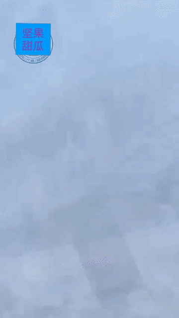 俄媒展示一段航拍视频，俄空天军苏34战斗轰炸机投掷改装后的FAB滑翔炸弹，几乎同