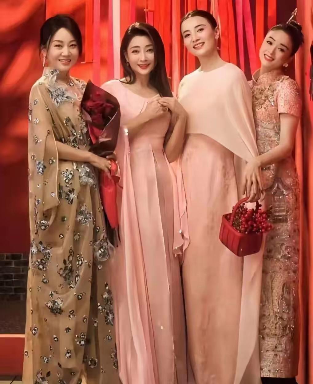 闫妮、殷桃、宋佳、蒋欣四美同框，究竟谁更耀眼？四美之中，蒋欣颜值最高。她五官精