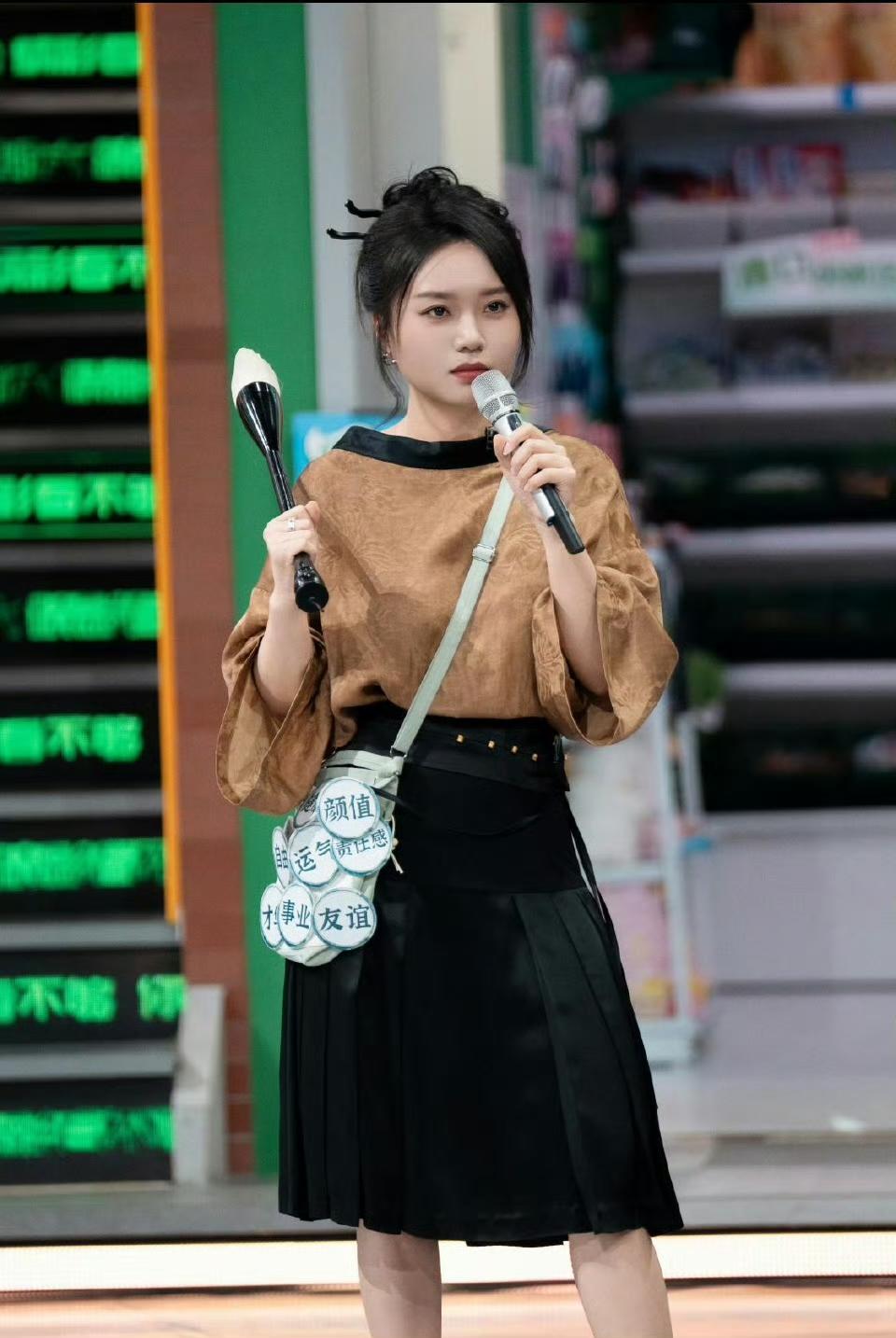 李雪琴太顶了，她怎么可以美成这样！从曾经的圆润可爱，到如今的清瘦优雅，她用自律诠