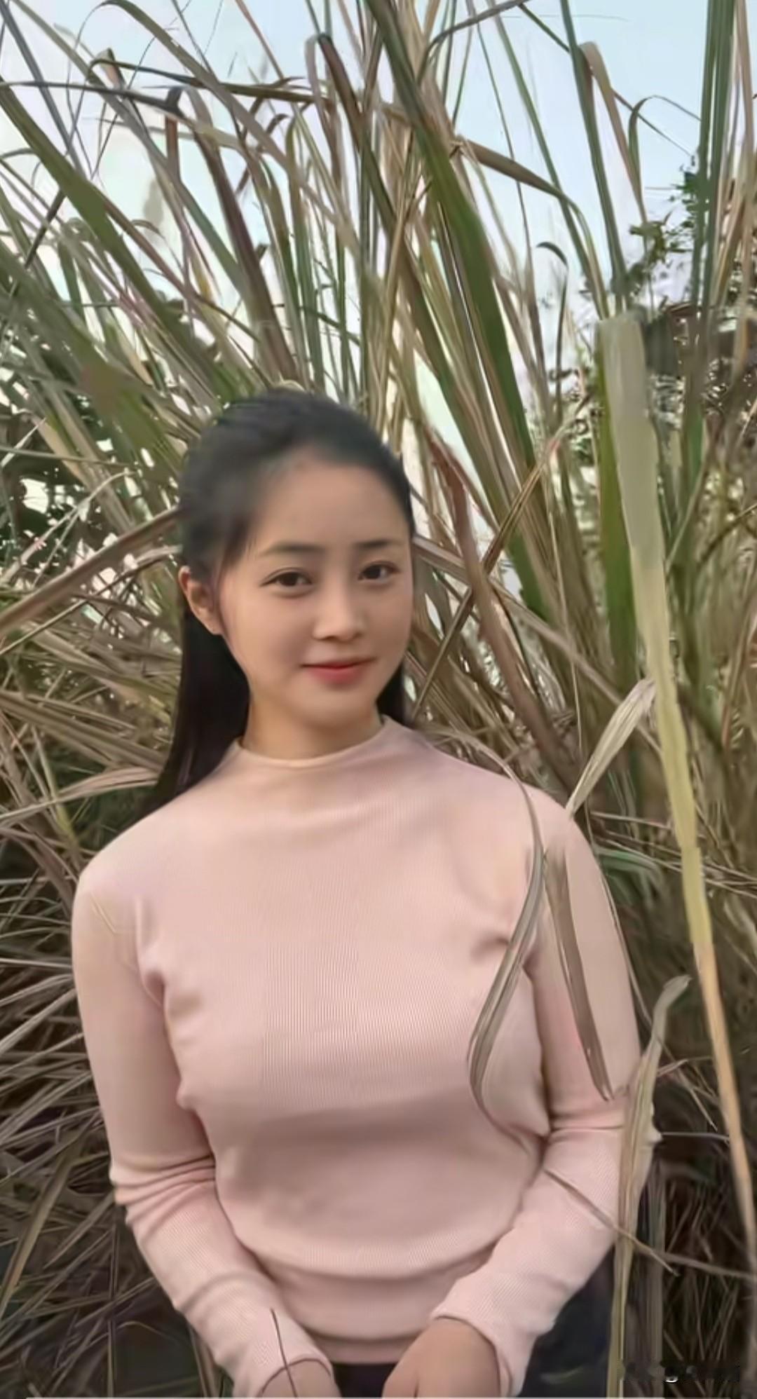 这小姑娘精力着实旺盛，天天往山上跑，又是摘花又是爬树，玩得那叫一个不亦乐乎。只是