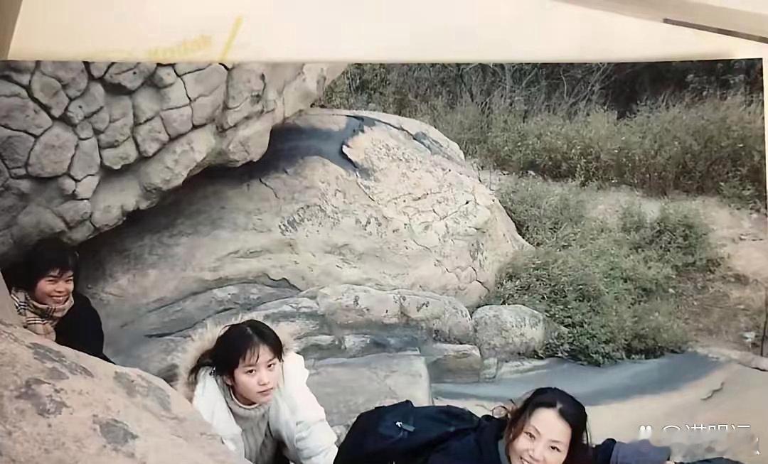 十七岁的刘诗诗眼底澄澈干净，自带灵动青涩气质，满眼星光，温柔模样格外治愈心动