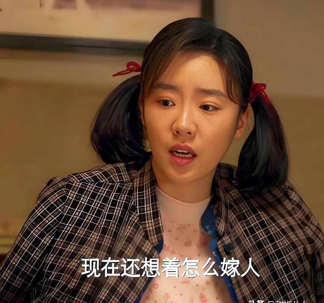 《好好的时光》里，王元媛这闺女真有点“狠”。当街就拦着亲妈，死活不让她再嫁！