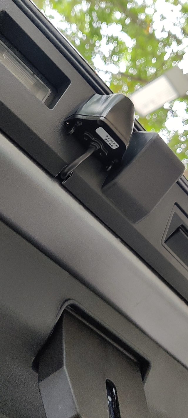 车内后视镜拆下来换了流媒体想换流媒体已经2个月了，原车后视镜到了晚上什么也看不