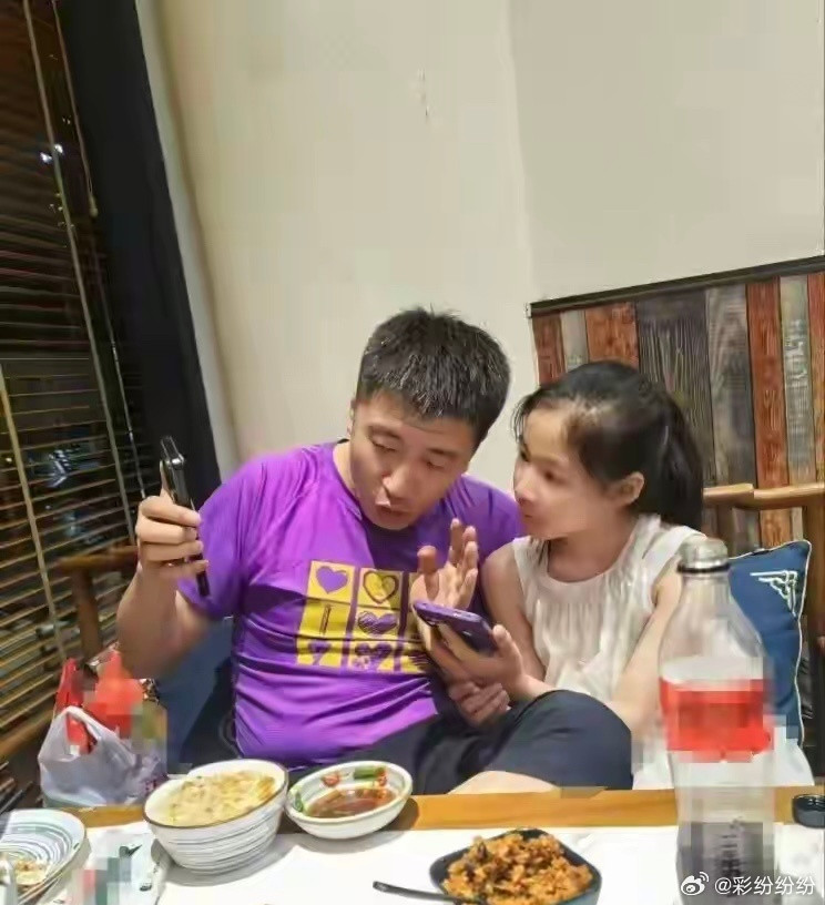 刚看到一个张雪峰的视频。他在讲课中，突然电话响了，张雪峰立马暂停讲课，接起电话