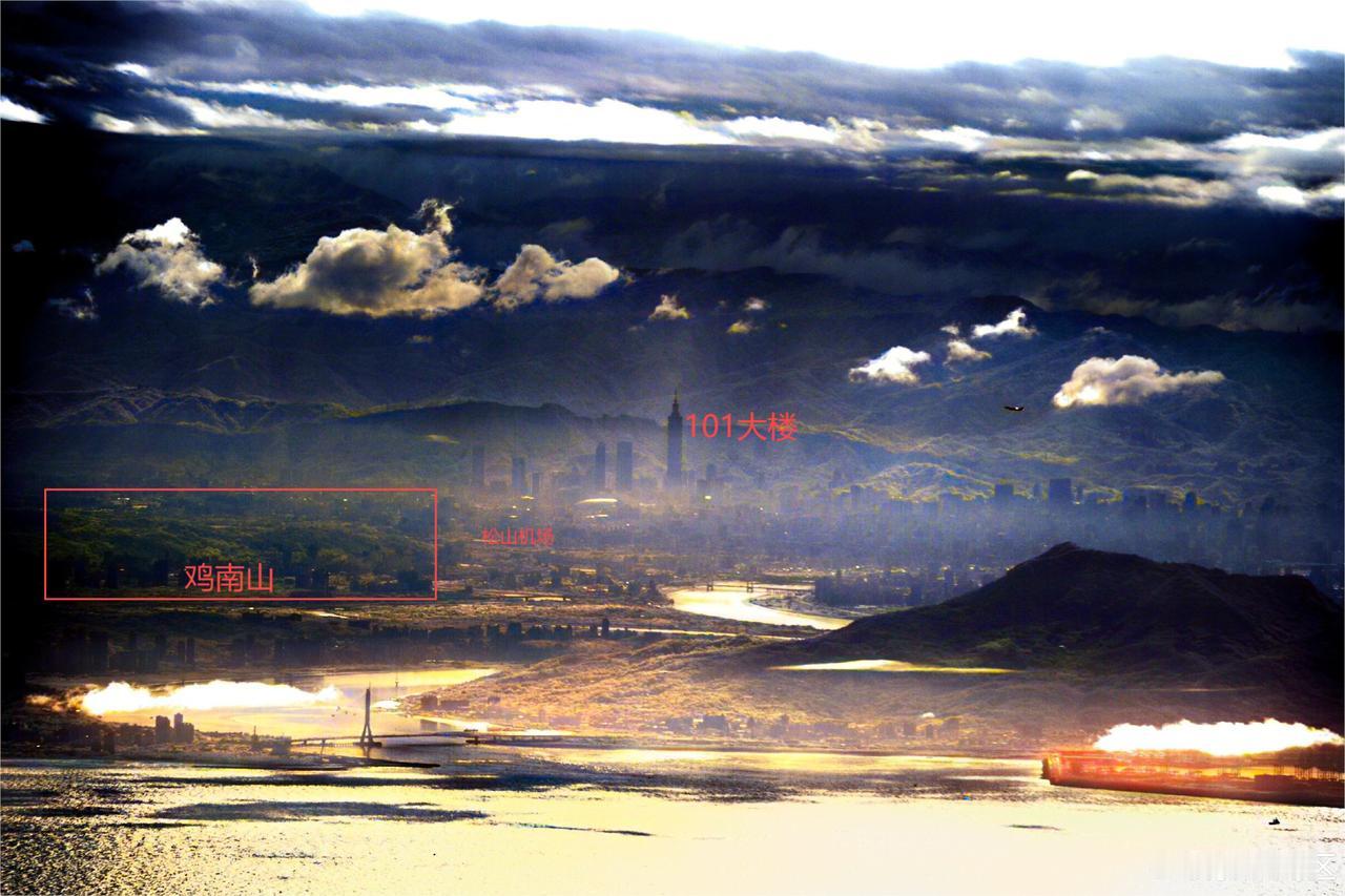 火箭军无人机拍的这张照片，大部分媒体都去看101大楼了，但其实画面左侧的鸡南山才