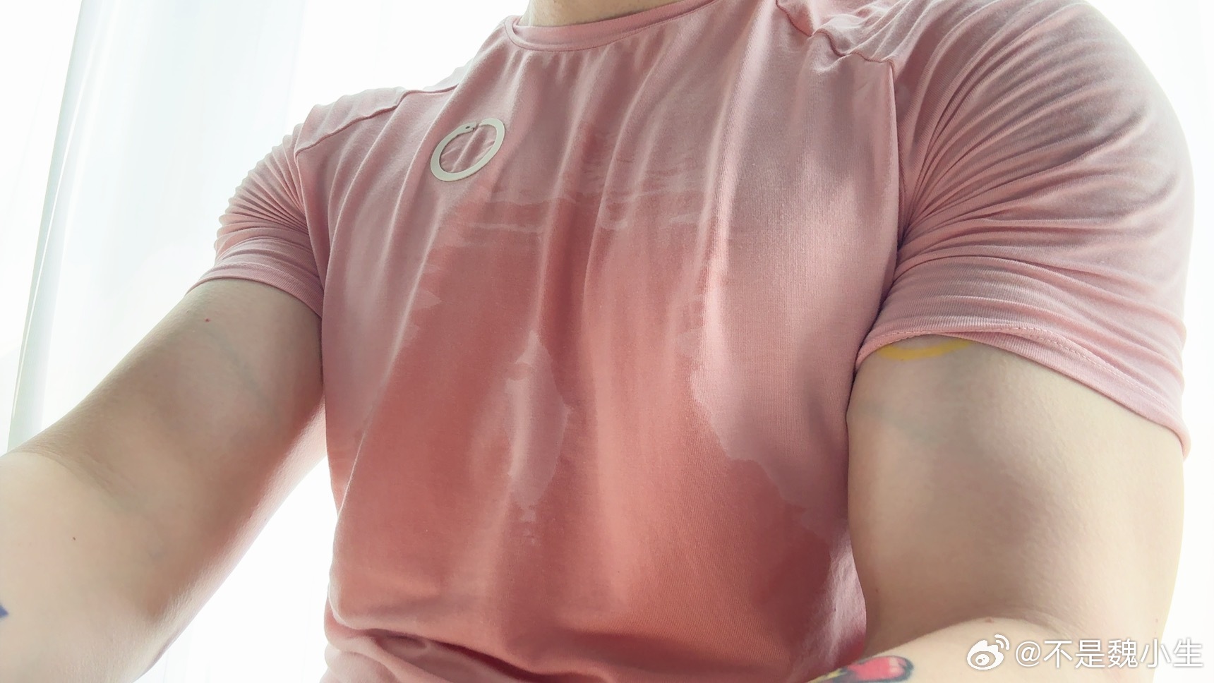 刚出健身房大暴雨湿透了…
