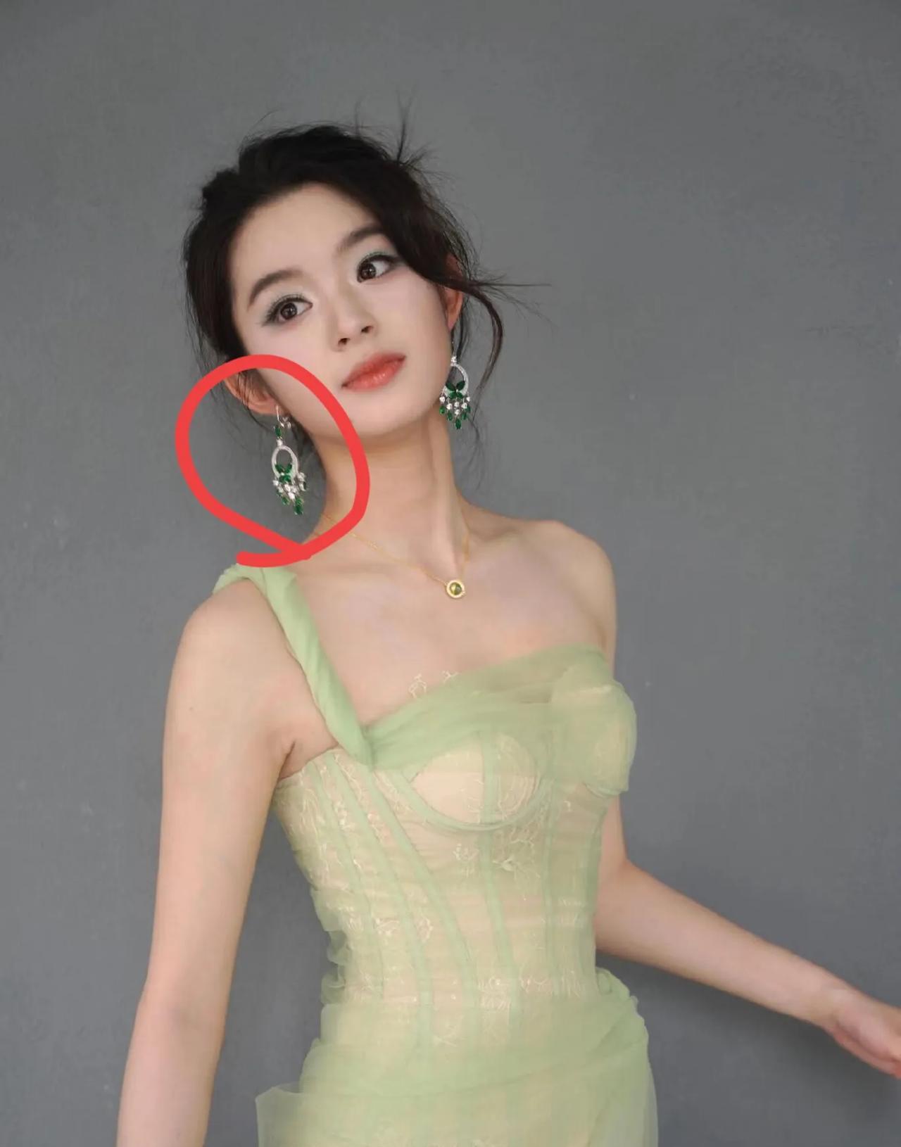 黄杨钿甜戴的230万耳环太离谱了！这价格都能买好几套房了！普通人辛苦攒100