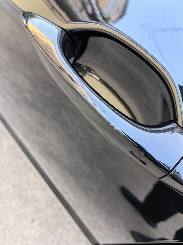 开门杀，真头疼自己停车很规范，后来旁边新来个车贴那么近，结果乘客下车不注意把我