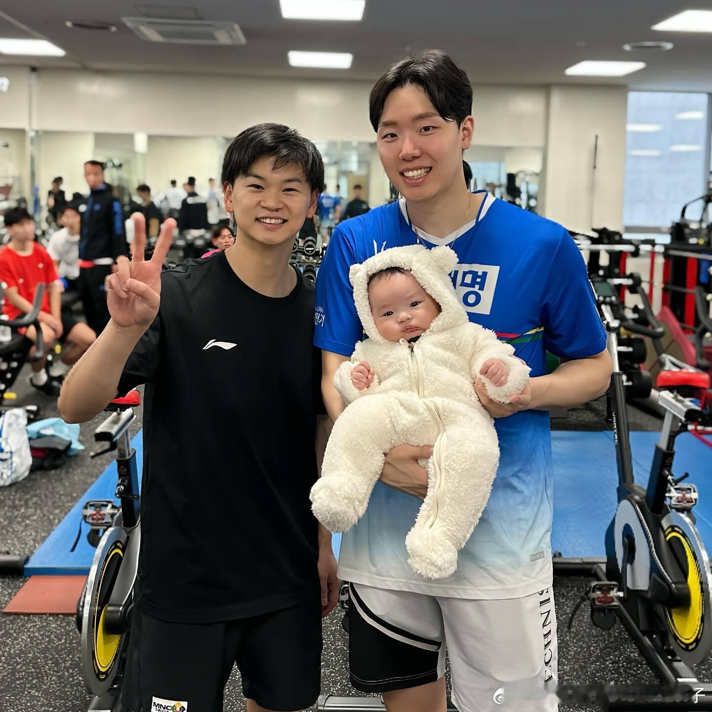 徐承宰家宝宝和桃田贤斗、渡边勇大的合影📷👶🏻