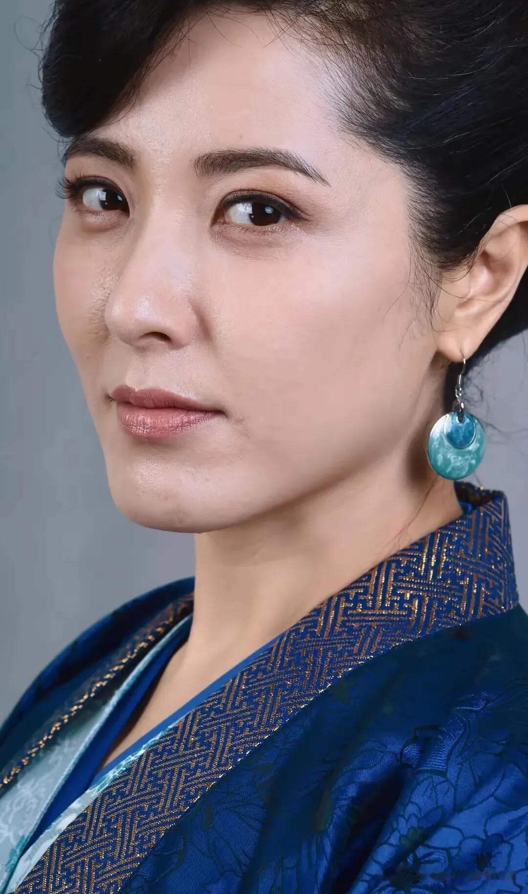 她不怎么上镜都这么的漂亮，那可以想象现实中的她是有多么的美，这样的五官毫无瑕疵，