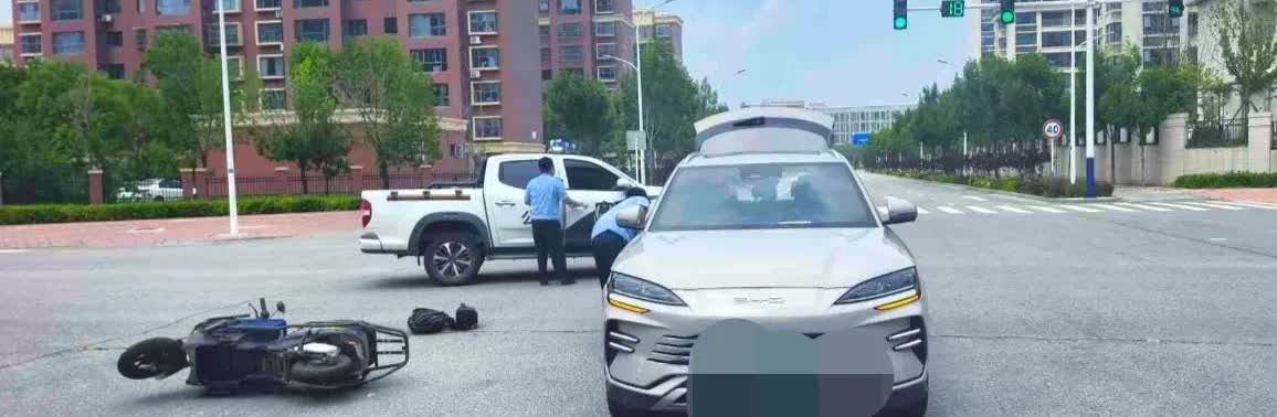 偏僻地段路口，比亚迪车绿灯正常行驶，和闯红灯的外卖电车相撞，导致外卖员两处骨折住
