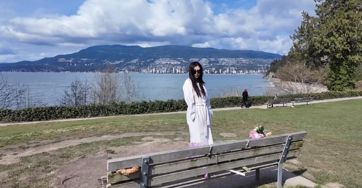 王祖贤悼念张国荣的细节让人感到泪目。每一年的4月1号，都会有很多明星艺人，甚至