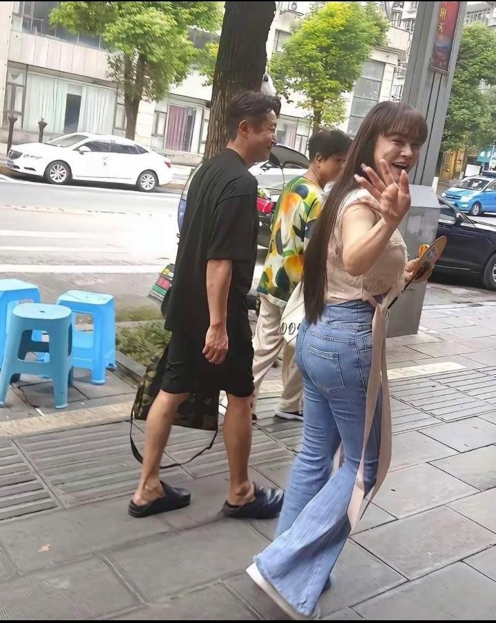冉莹颖身材还是很好的，就是没有经商的头脑。手里有两个亿，这要存到银行，一年光