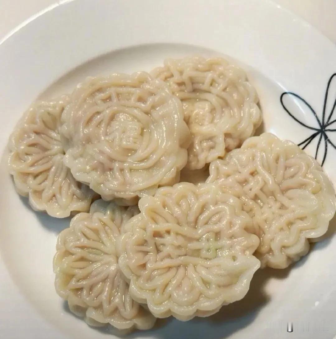 40岁杨幂，分享中秋饺子月饼！9月25日，杨幂在社交平台晒出中秋日常，配文