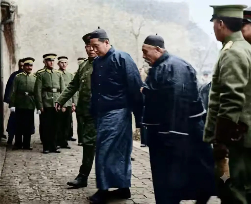 1912年，袁世凯拜访德国公使馆的镜头，他身材臃肿走路带点笨重感