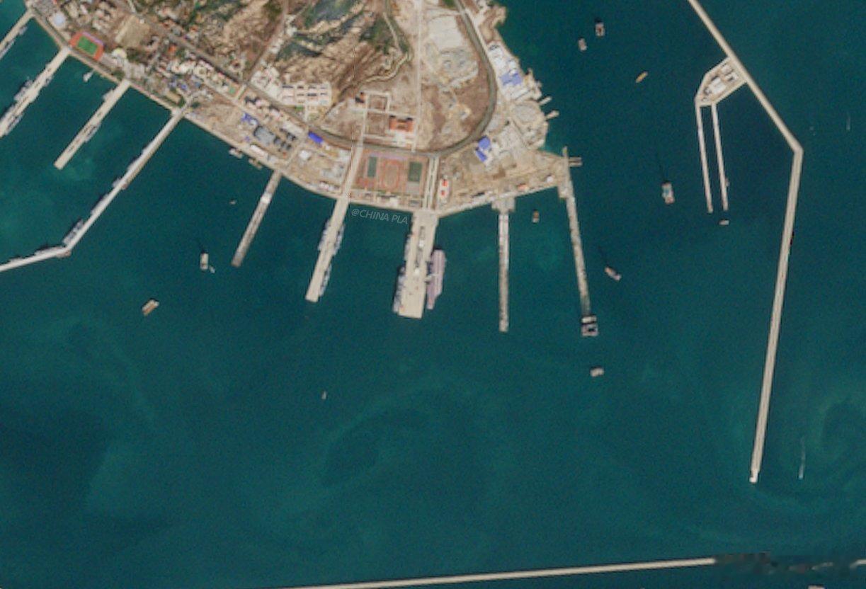 最新动态福建舰仍停泊在青岛港，但辽宁舰已经出门总感觉这次福建舰北上不会这么简单和